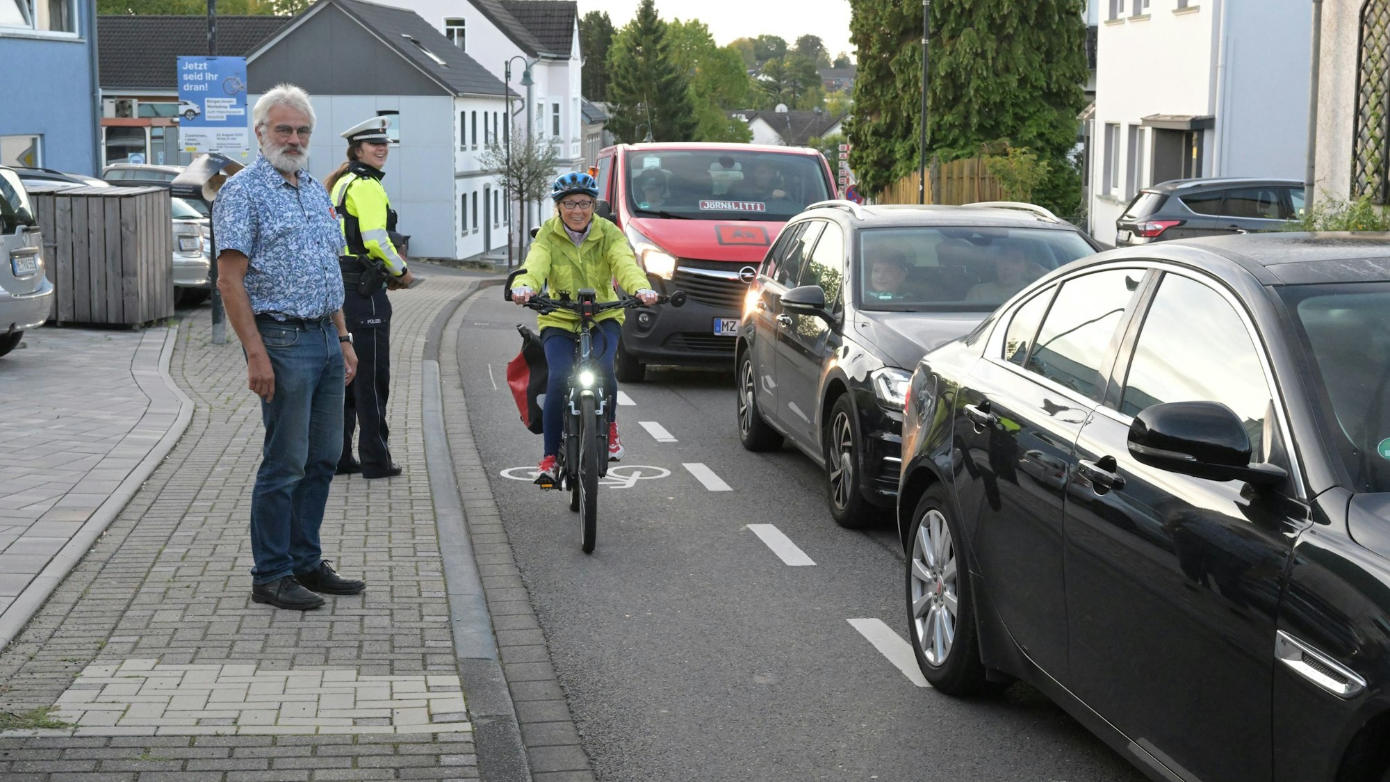 Zusammen mit der Polizei beobachtete Johannes Schweinem vom ADFC, wie der Radschutzstreifen in Forsbach funktioniert.