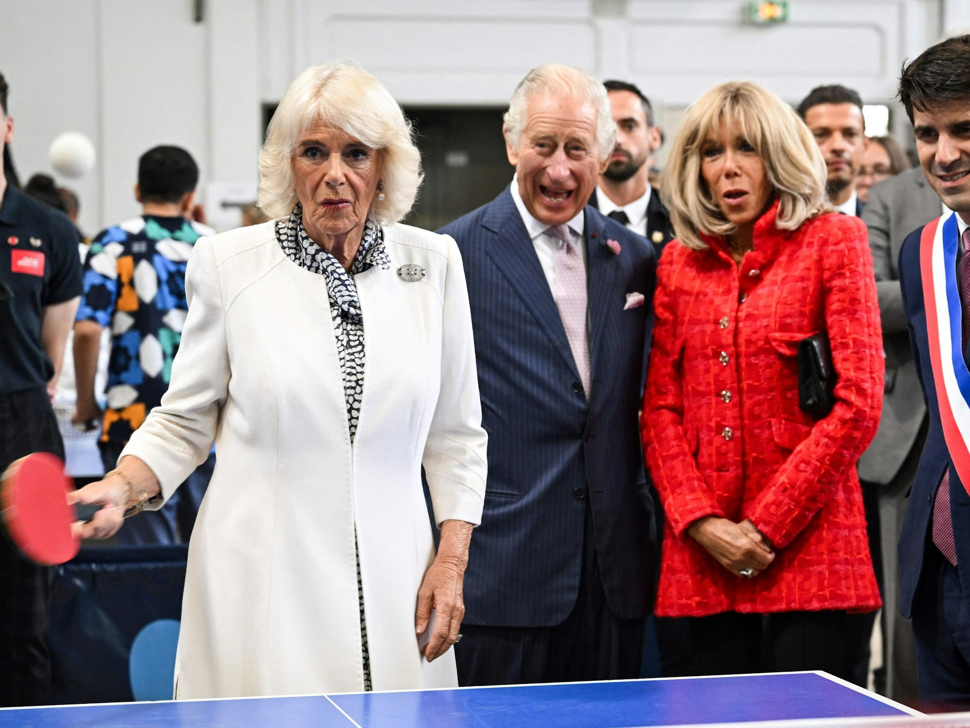 Die britische Königin Camilla spielt Tischtennis mit dem britischen König Charles III, der französischen Präsidentengattin Brigitte Macron und dem Bürgermeister von Saint-Denis, Mathieu Hanotin, während eines Besuchs in Saint-Denis.