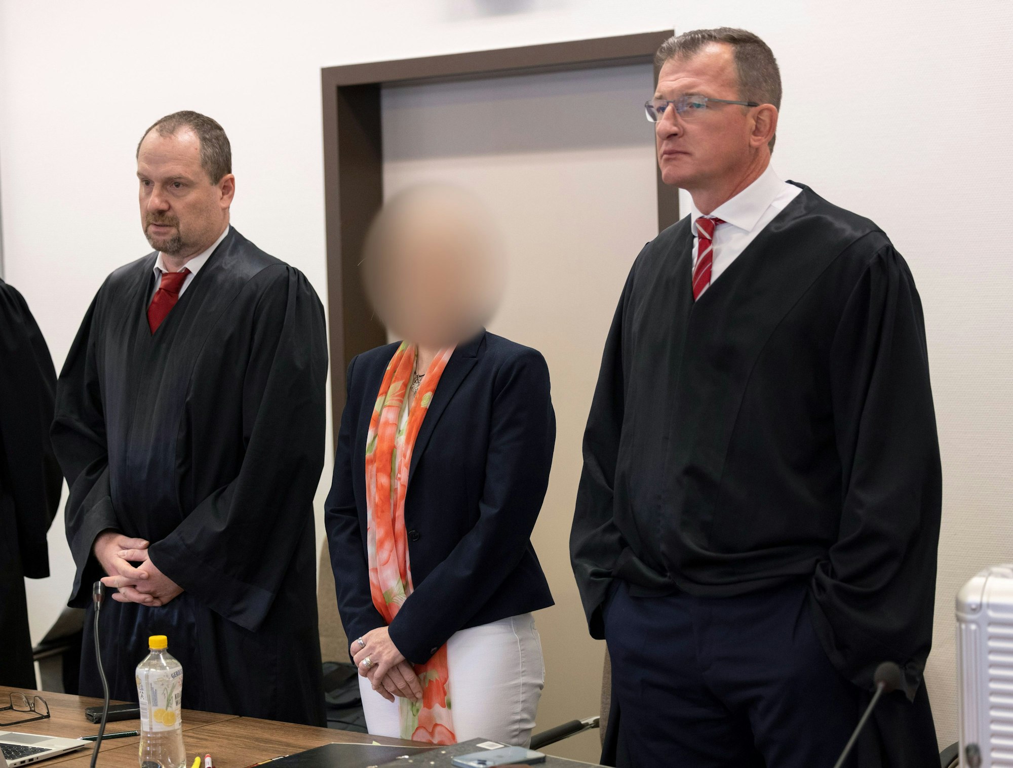 Die angeklagte Apothekerin mit ihren Anwälten beim Prozessauftakt im Landgericht Köln.