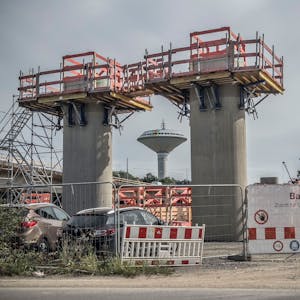 Zwei neue Pfeiler für eine Brücke im Kreuz Leverkusen-West. Foto: Ralf Krieger
