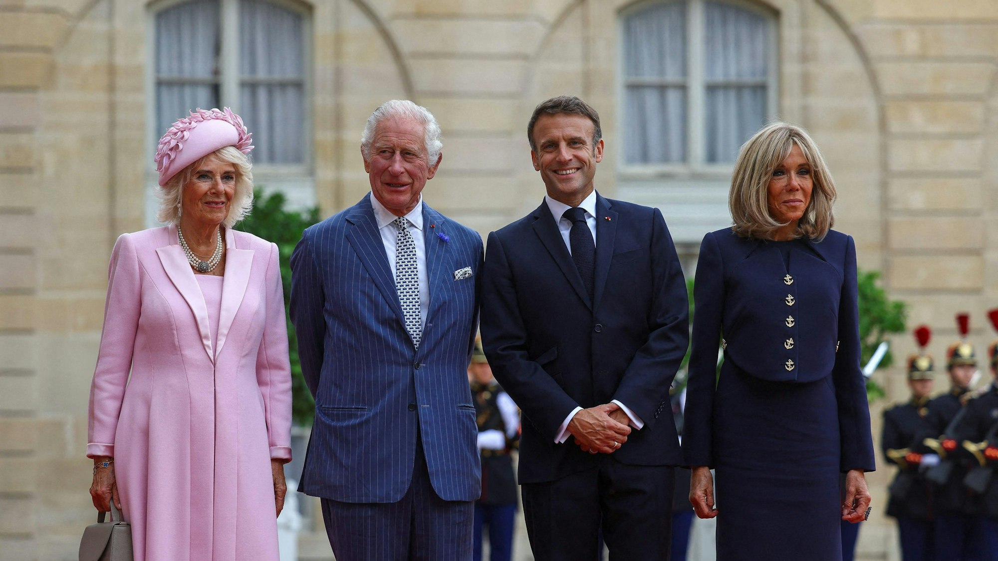 Der französische Präsident Emmanuel Macron (2.v.r.) und seine Frau Brigitte Macron (r.) posieren am 20. September 2023 im Elyséepalast in Paris für Fotos, während sie den britischen König Charles III (2.v.l.) und die britische Königin Camilla (l.) am ersten Tag ihres Staatsbesuchs in Frankreich begrüßen.