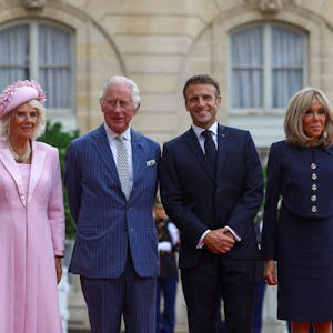 Der französische Präsident Emmanuel Macron (2.v.r.) und seine Frau Brigitte Macron (r.) posieren am 20. September 2023 im Elyséepalast in Paris für Fotos, während sie den britischen König Charles III (2.v.l.) und die britische Königin Camilla (l.) am ersten Tag ihres Staatsbesuchs in Frankreich begrüßen.