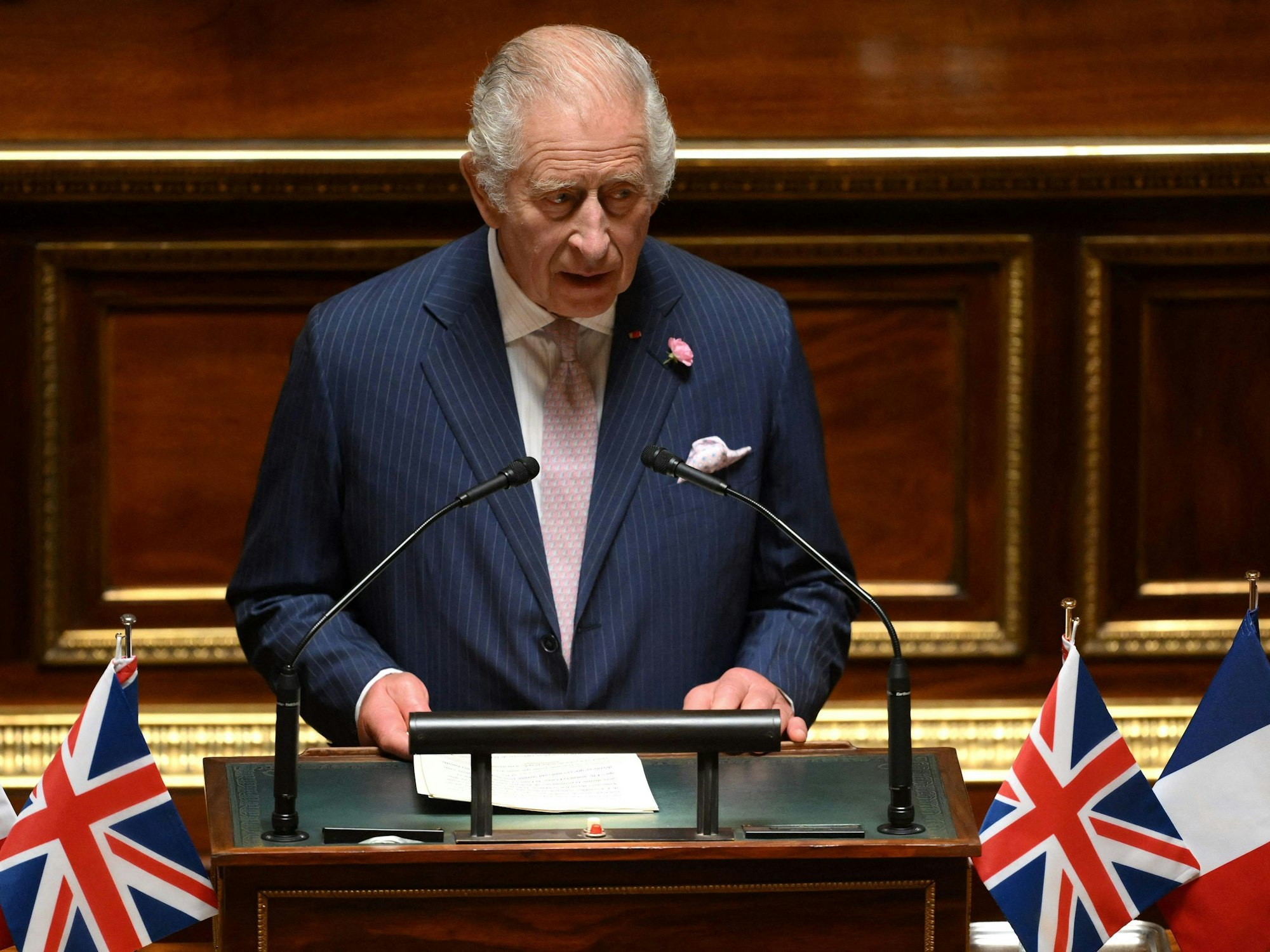 Der britische König Charles spricht am 21. September 2023 im französischen Senat zu den Senatoren und Mitgliedern der Nationalversammlung. Es ist das erste Mal, dass ein Mitglied der britischen Königsfamilie im französischen Senat spricht.