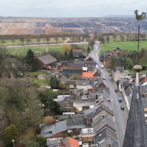 ARCHIV - 05.02.2023, Nordrhein-Westfalen, Erkelenz: Die Kirche von Keyenberg steht knapp 500 Meter entfernt vom Braunkohletagebau Garzweiler (Aufnahme mit einer Drohne).