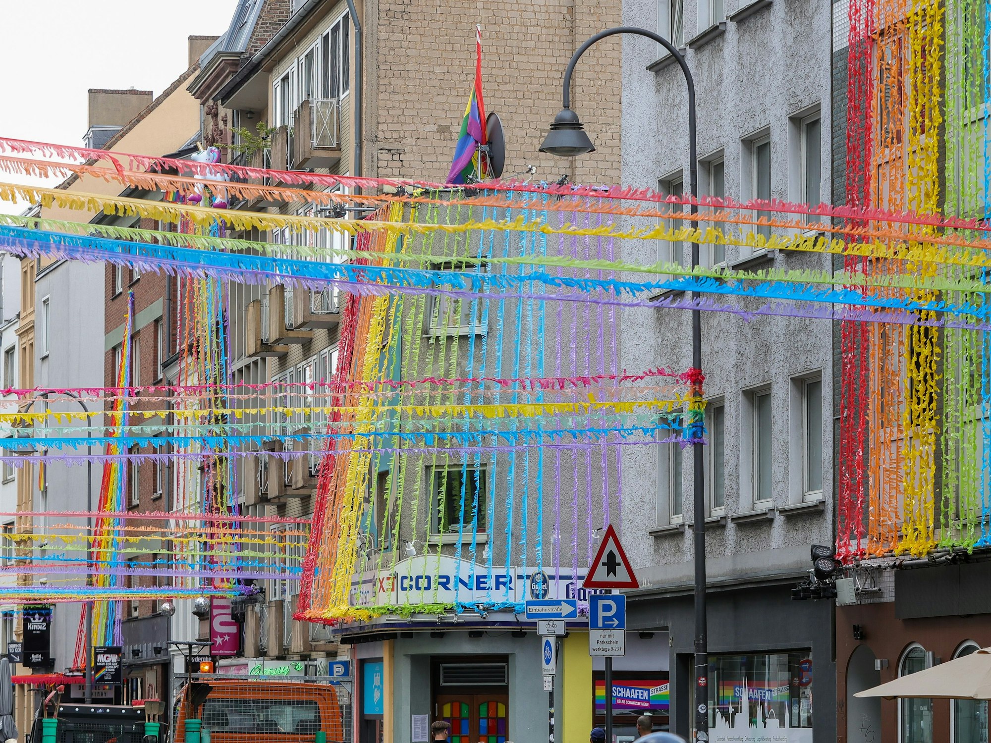 Die Schaafenstraße ist vor Beginn des Cologne Pride bereits mit zahlreichen Regenbogenfahnen geschmückt.