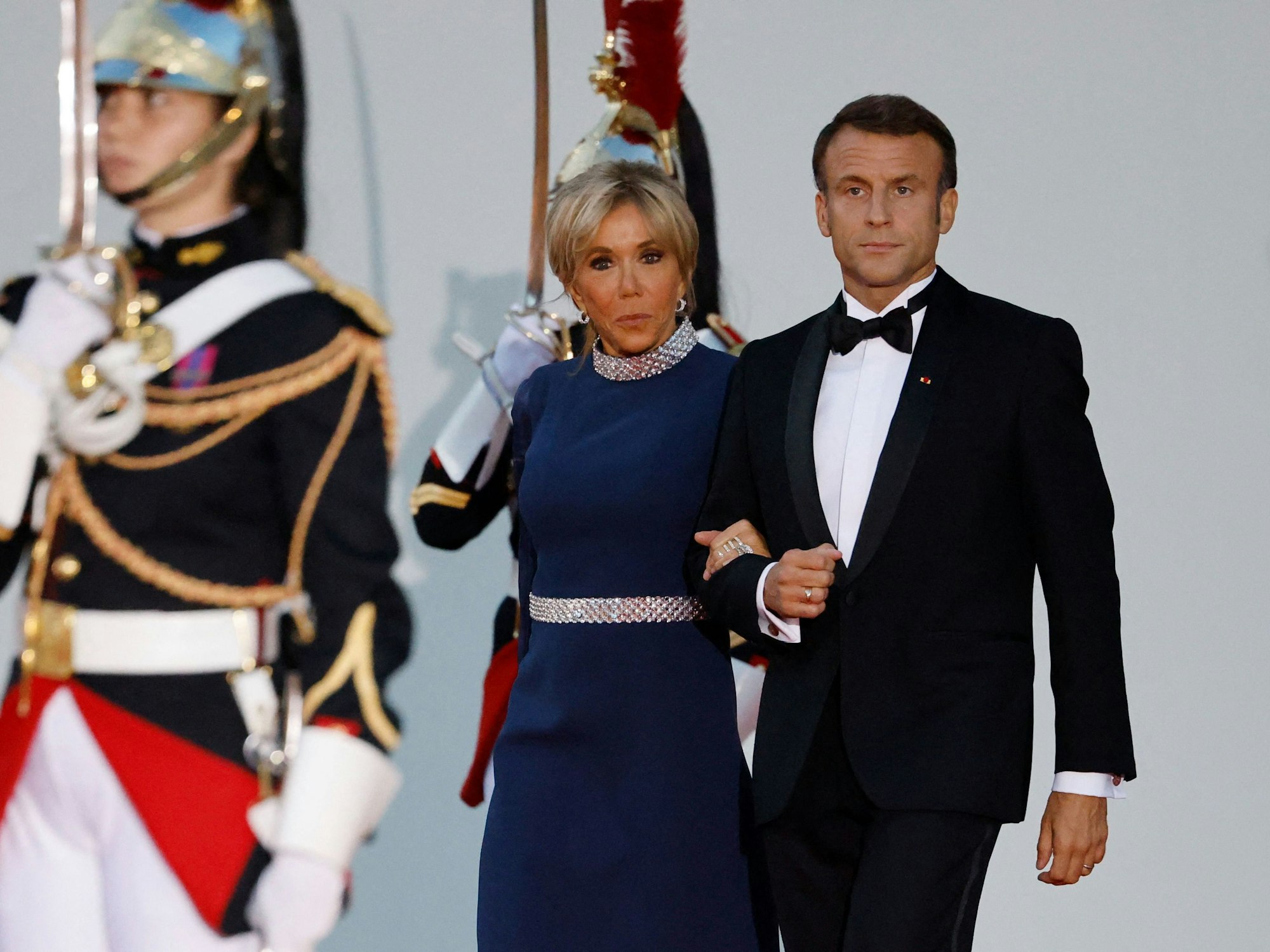 Der französische Präsident Emmanuel Macron und seine Frau Brigitte Macron empfangen den britischen König Charles III. und seine Frau Camilla.