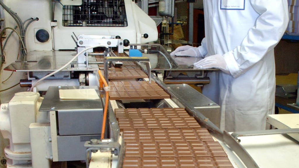 Eine Mitarbeiterin der Suchard-Schokoladenfabrik