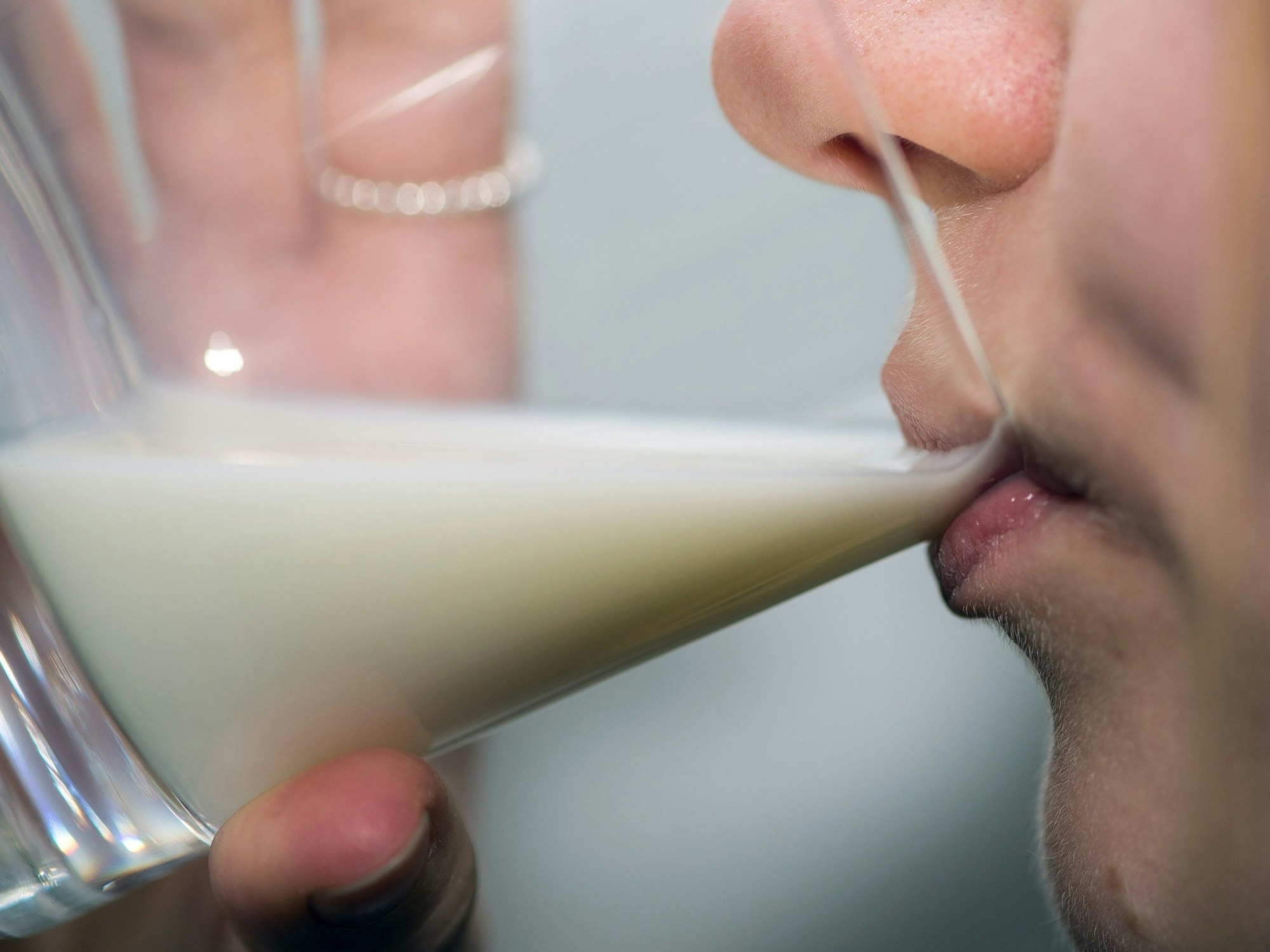Eine Frau trinkt am 18.02.2016 in Hamburg ein Glas Milch.