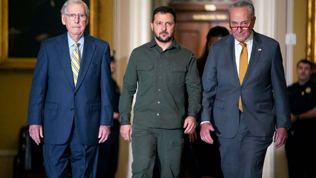 Wolodymyr Selenskyj geht neben Mitch McConnell und Chuck Schumer auf dem Capitol Hill.&nbsp;
