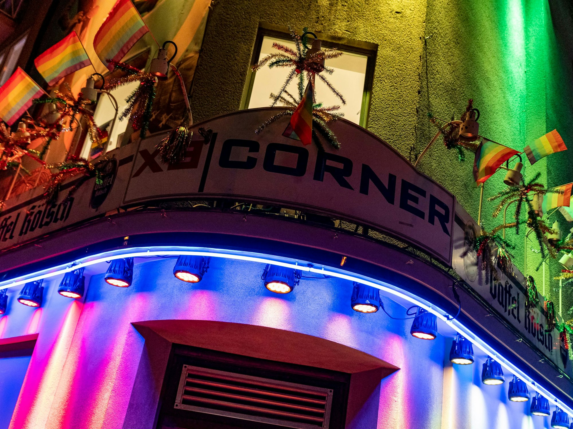 Außenansicht der bunt beleuchteten Gay-Bar ExCorner auf der Schaafenstraße.