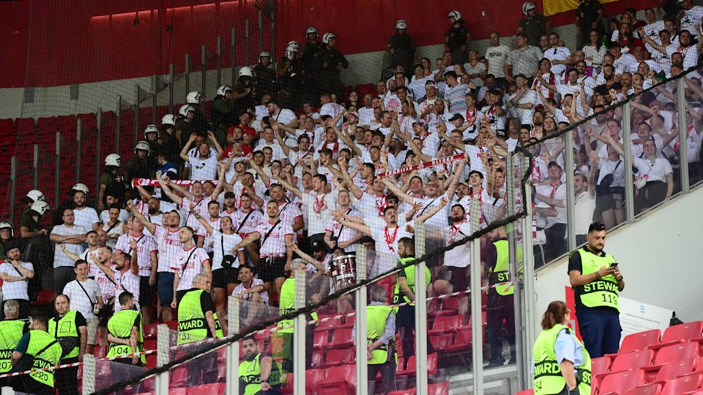 Im Gästeblock in Piräus stehen die Fans des SC Freiburg. Fast alle tragen weiße Shirts.&nbsp;