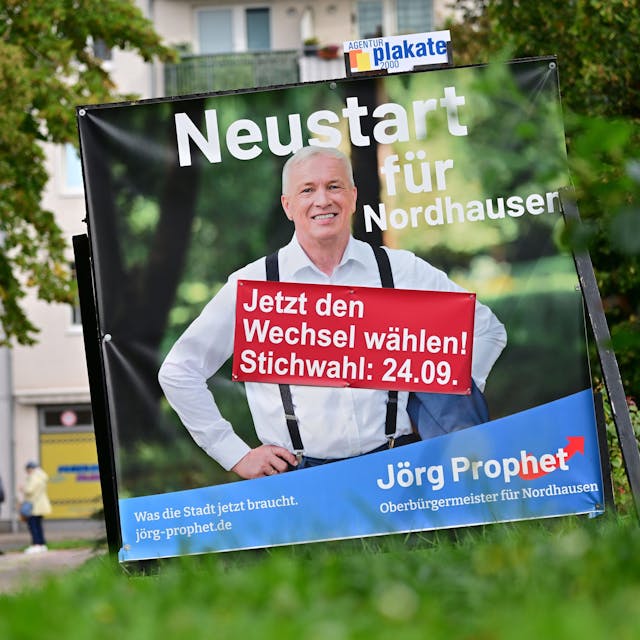 Ein Wahlplakat von Jörg Prophet, AfD-Kandidat für die Oberbürgermeister-Wahl in Nordhausen, steht in der Innenstadt von Nordhausen.