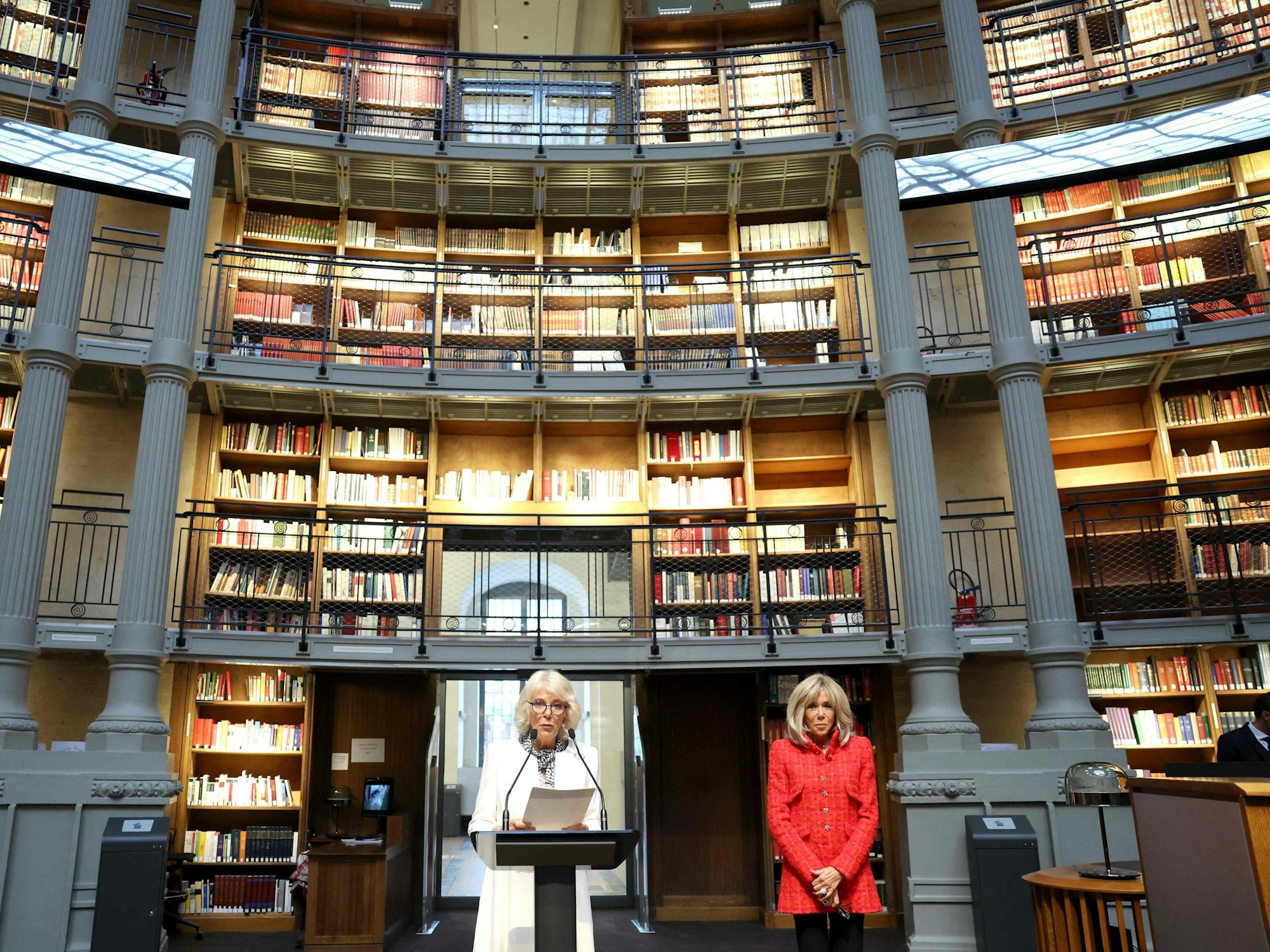 Die britische Königin Camilla (l) spricht neben der französischen Präsidentengattin Brigitte Macron während ihres Besuchs in der Bibliothèque Nationale de France (BNF), um einen neuen französisch-britischen Literaturpreis vorzustellen, der im nächsten Jahr zum ersten Mal verliehen wird.