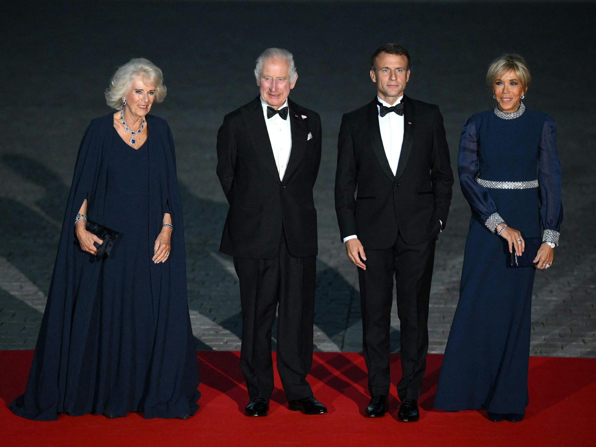 Königin Camilla, König Charles III., der französische Präsident Emmanuel Macron und seine Frau Brigitte Macron kommen zu einem Staatsbankett.