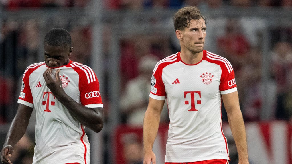 Dayot Upamecano und Leon Goretzka nach dem Tor zum 2:0 für die Bayern gegen Manchester United.