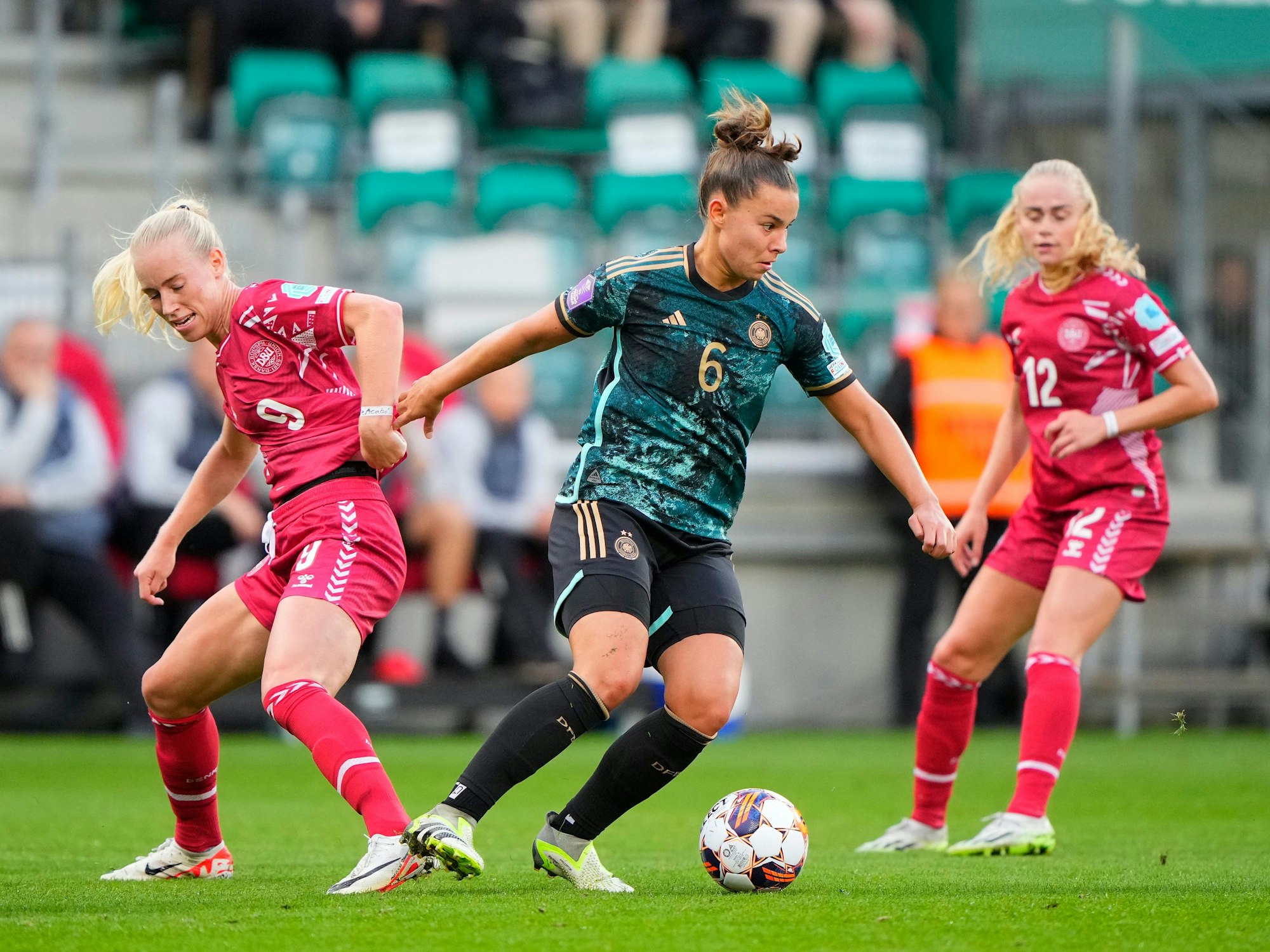 Lena Oberdorf schirmt im Spiel gegen Dänemark den Ball gegen Amalie Vangsgaard ab.