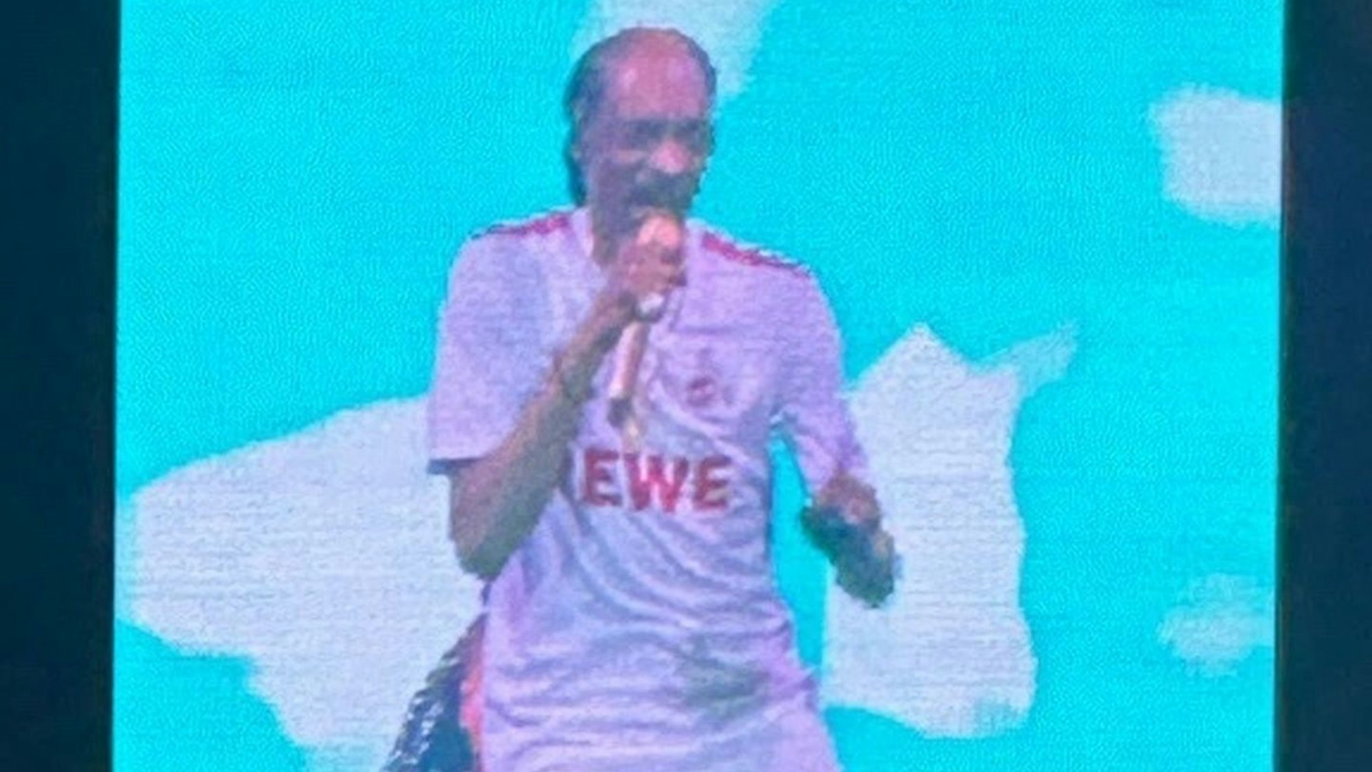 Snoop Dogg in der Kölner Lanxess-Arena. Er trägt ein FC-T-Shirt