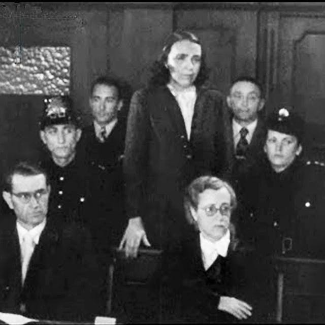 Giftmörderin Irmgard Swinka muss sich vor dem Kölner Landgericht verantworten. Um sie herum sitzen Justizbeamte, vor ihr die Rechtsanwältin Elsbeth van Ameln.