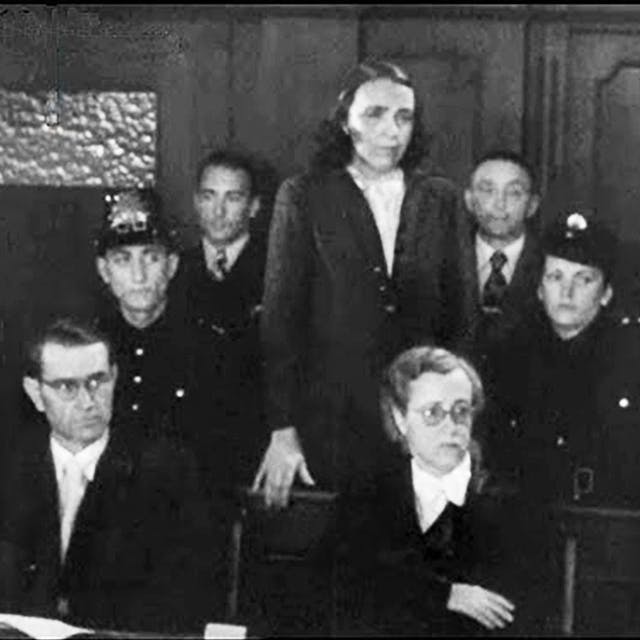 Giftmörderin Irmgard Swinka muss sich vor dem Kölner Landgericht verantworten. Um sie herum sitzen Justizbeamte, vor ihr die Rechtsanwältin Elsbeth van Ameln.