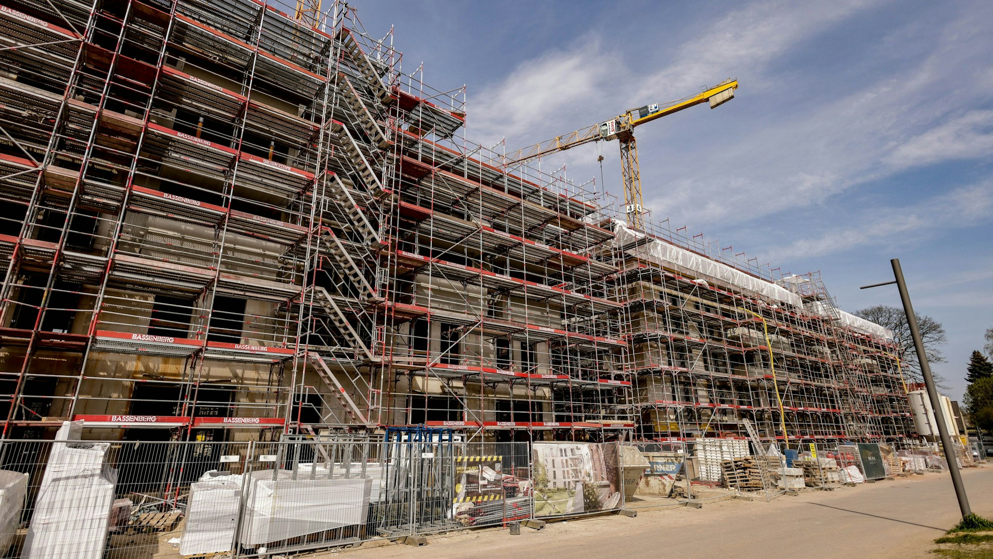 Die Kosten für Neubauwohnungen steigen wegen steigender Zinsen und Baukosten.