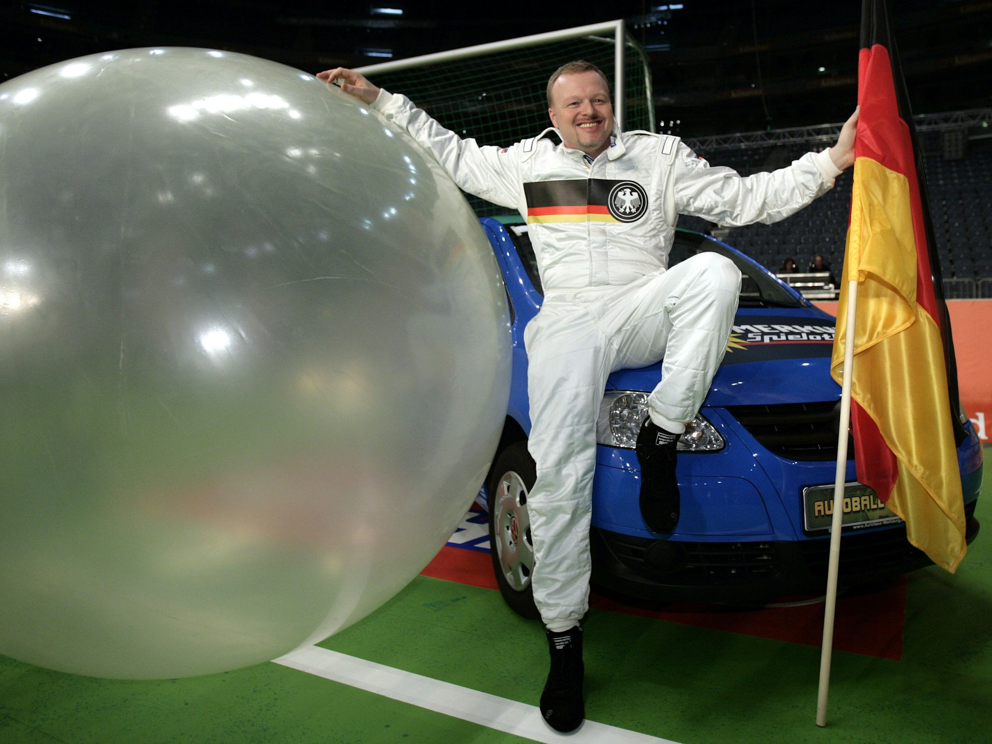 Der Moderator Stefan Raab posiert am Donnerstag anlässlich einer Pressekonferenz zur „TV total-Autoball Europameisterschaft 2008“ auf einem Auto.