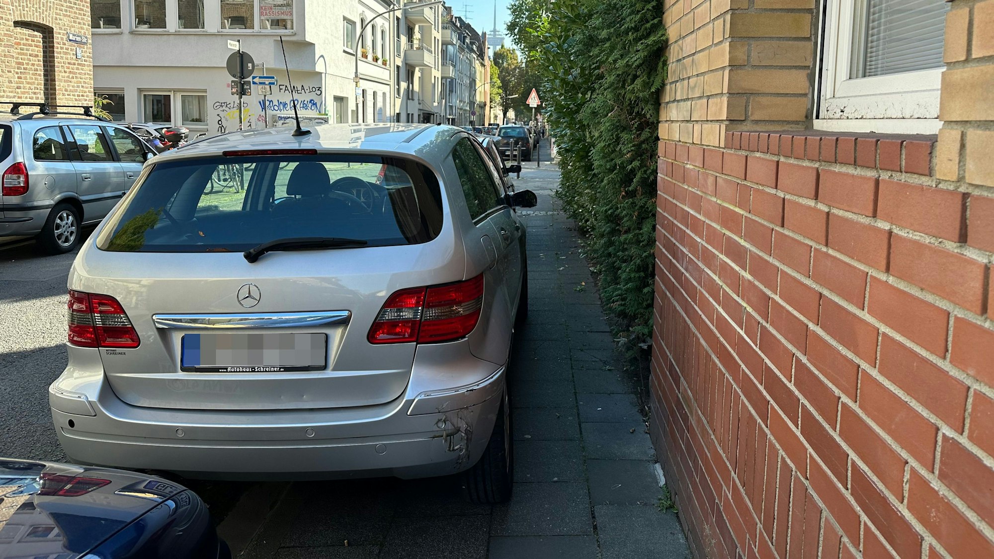 Autos parken einen Gehweg in Köln-Ehrenfeld zu