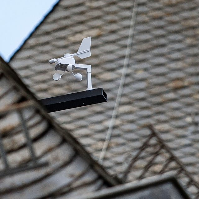 Ein Windmesser dreht sich auf dem Kirchendach von St. Apollinaris.&nbsp;
