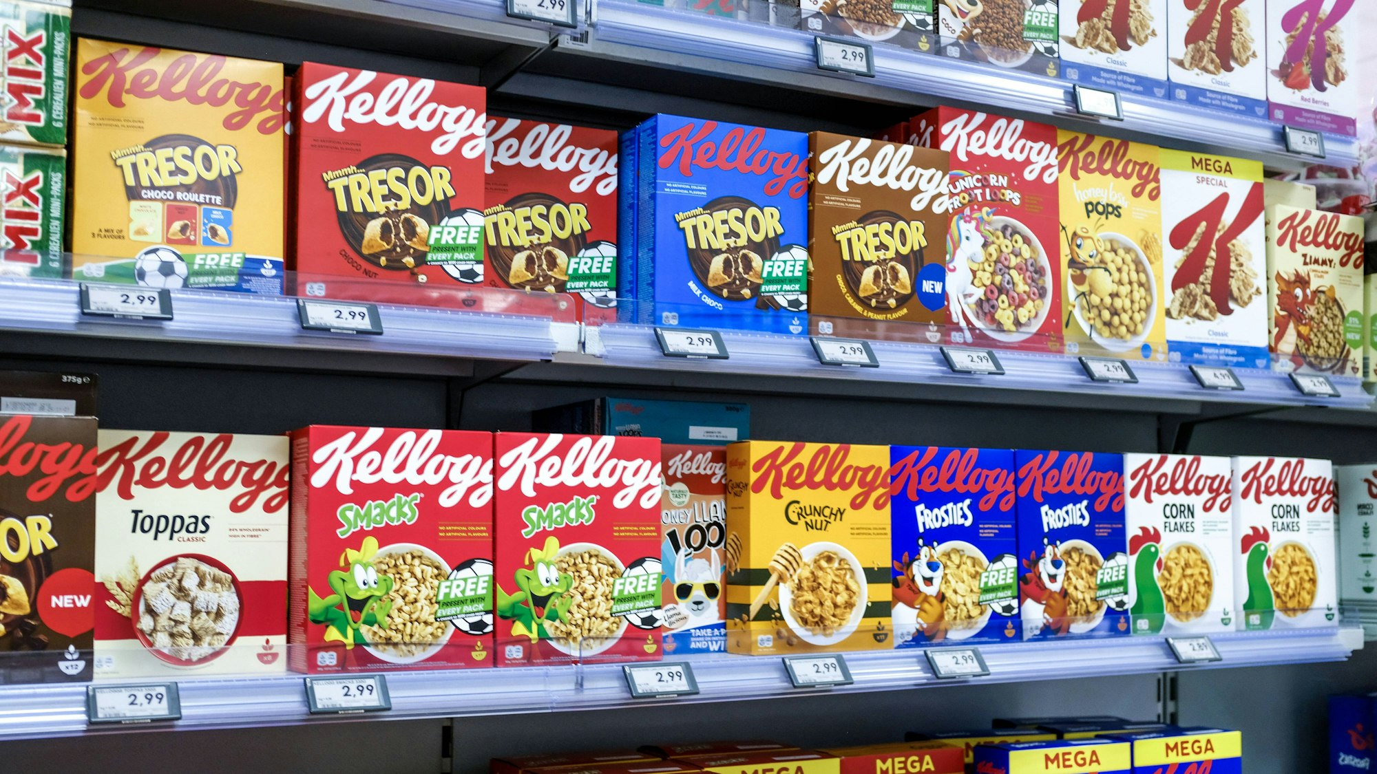 Verschiedene Cornflakes-Produkte von Kellogg's stehen in einem Supermarkt-Regal.