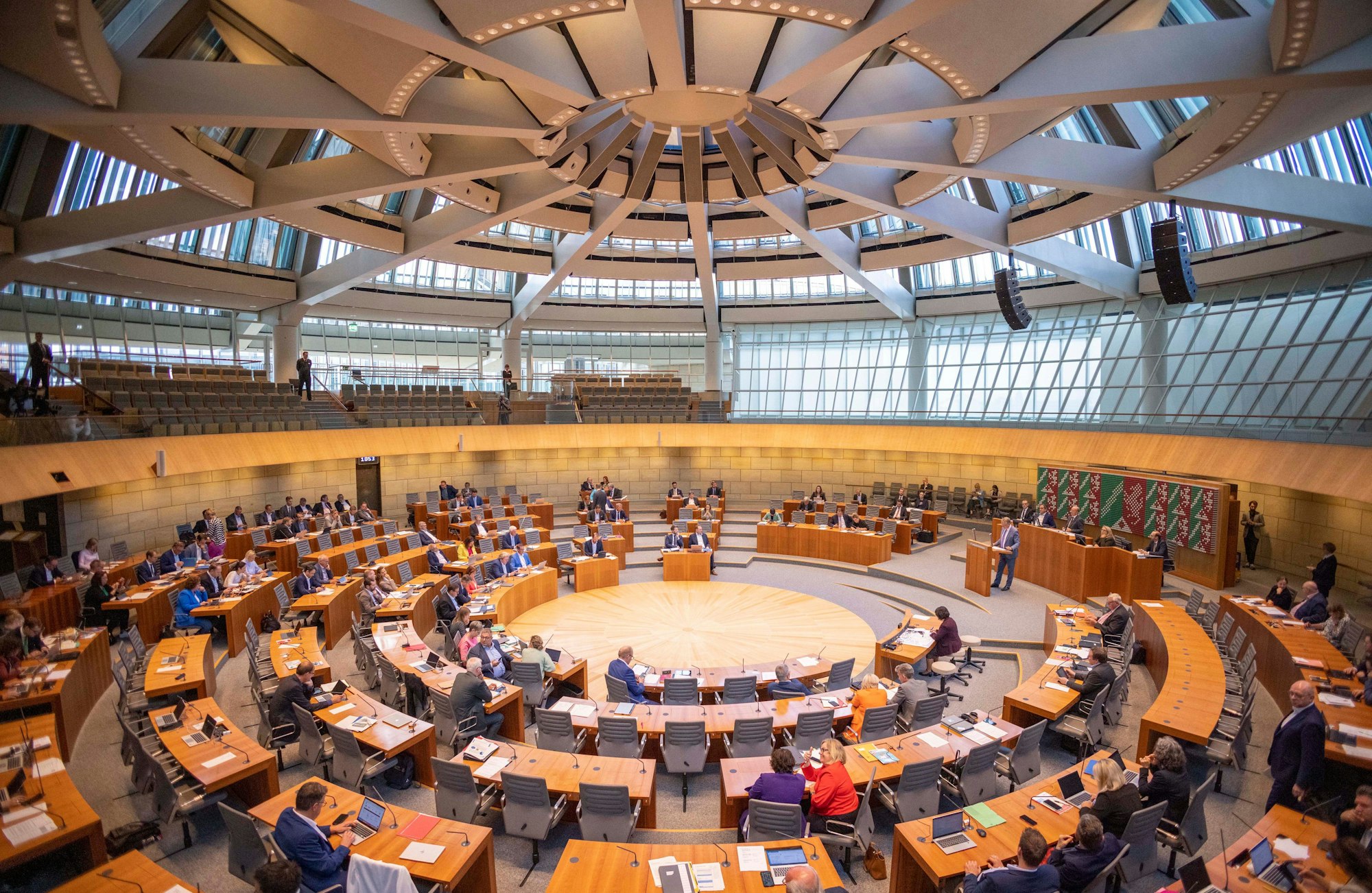 Wirtschafts- und Klimaschutzministerin Neubaur (Grüne) hatte zuvor im Landtag die neue Leitentscheidung als einen „historischen Punkt“ bezeichnet.