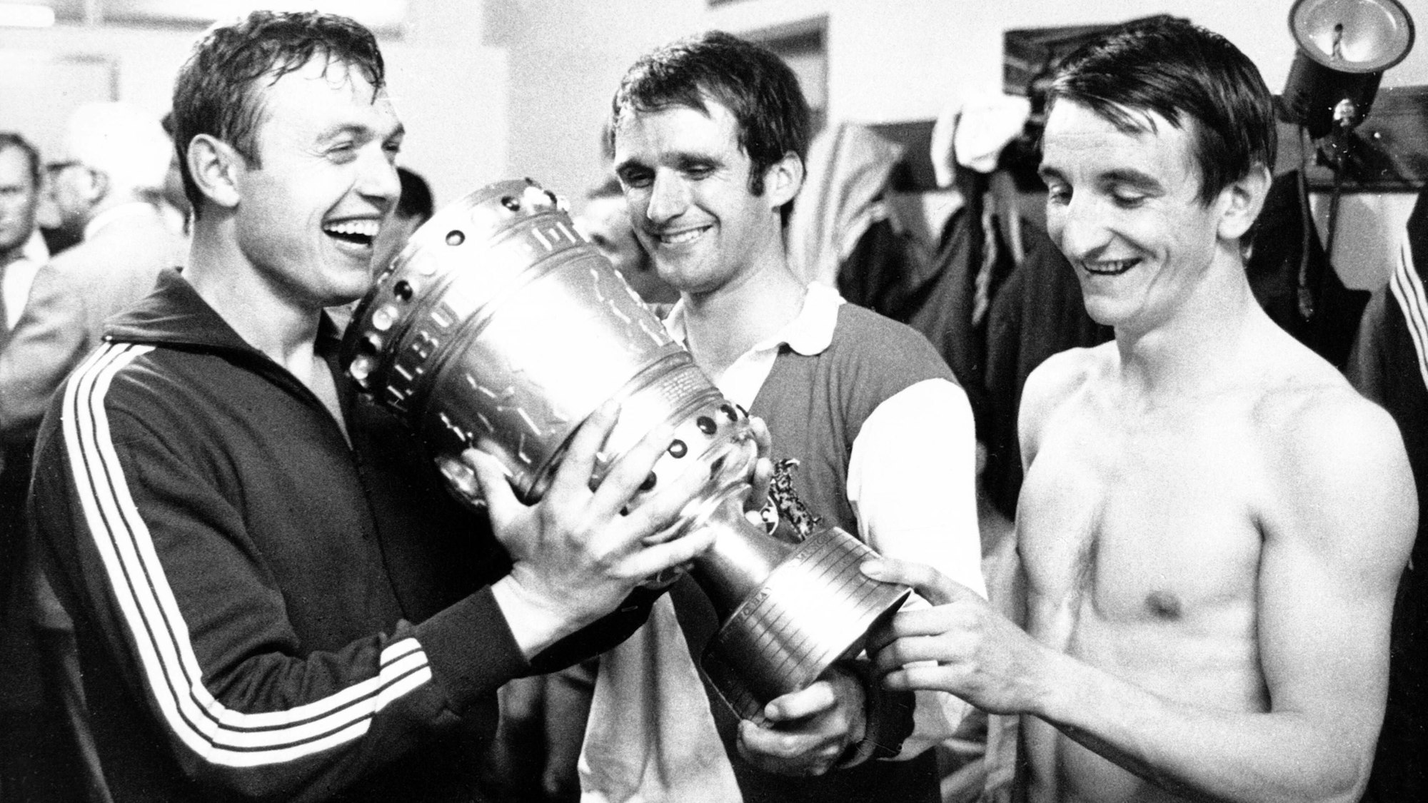 Wolfgang Overath (Mitte) feiert mit Carl-Heinz Rühl (l.) und Hannes Löhr den Pokalsieg des 1. FC Köln im Jahr 1964.