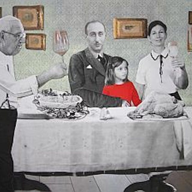 Eine Animation zeigt einen gedeckten Tisch, Menschen in schwarz-weiß und ein Mädchen mit rotem Hemd.