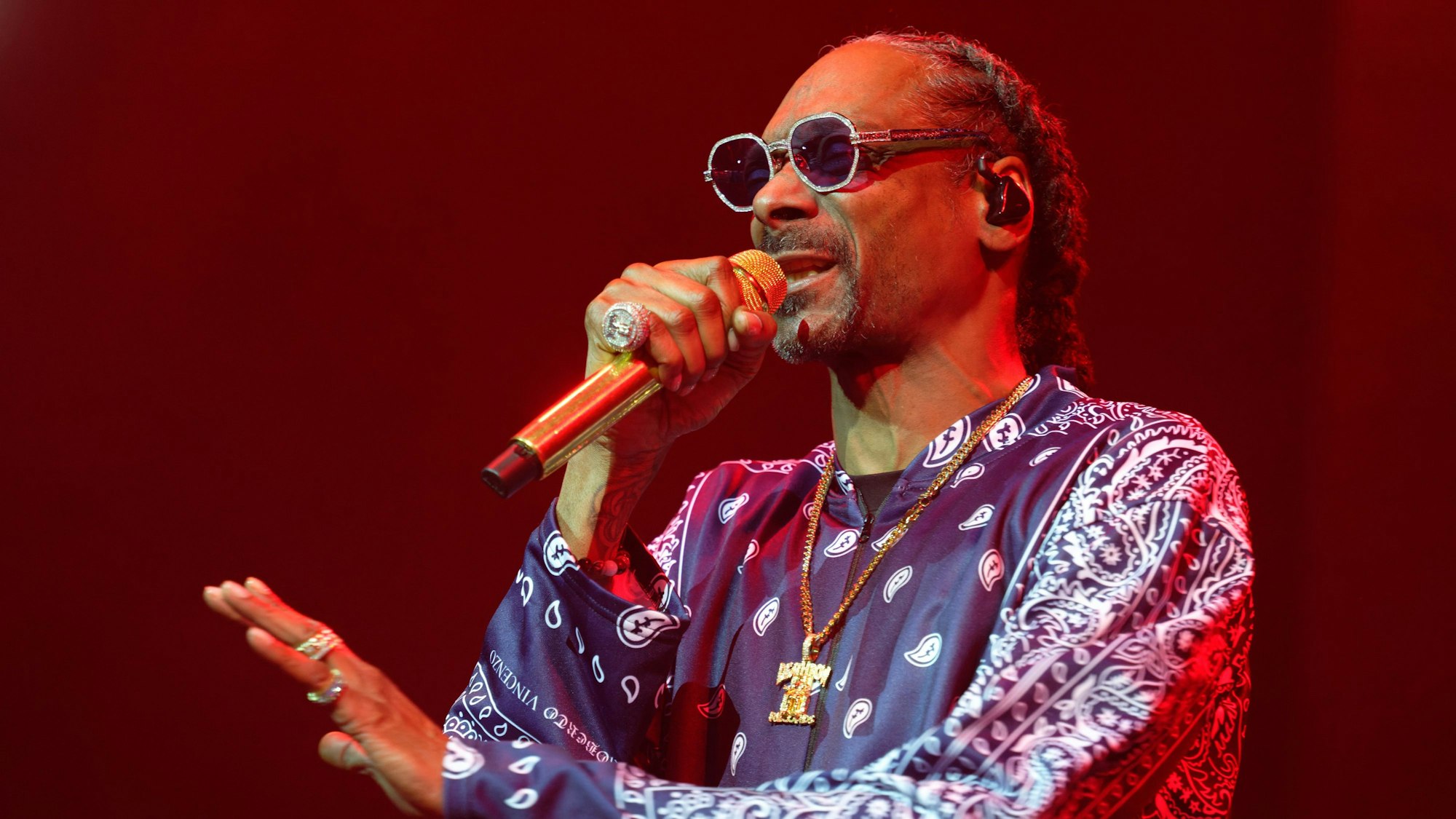 Der Rapper Snoop Dogg steht bei einem Konzert in der Lanxess Arena auf der Bühne.
