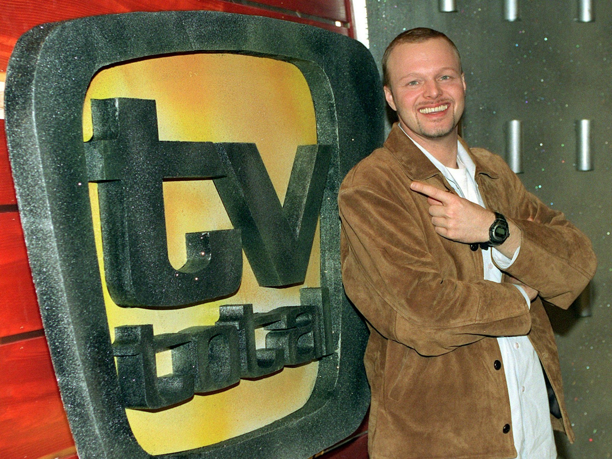 Stefan Raab zeigt auf das Logo seiner Entertainment-Show „TV total“.