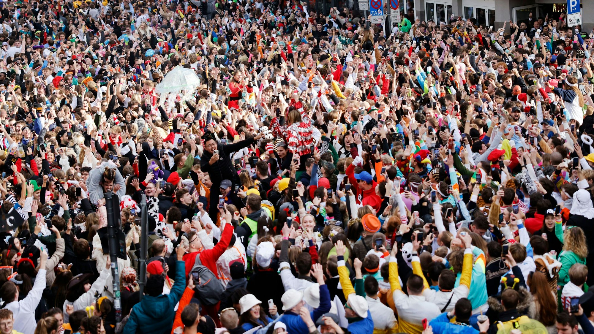 An der Zülpicher Straße feiern zahlreiche Karnevalisten ausgelassen den Beginn der Karnevalssaison.