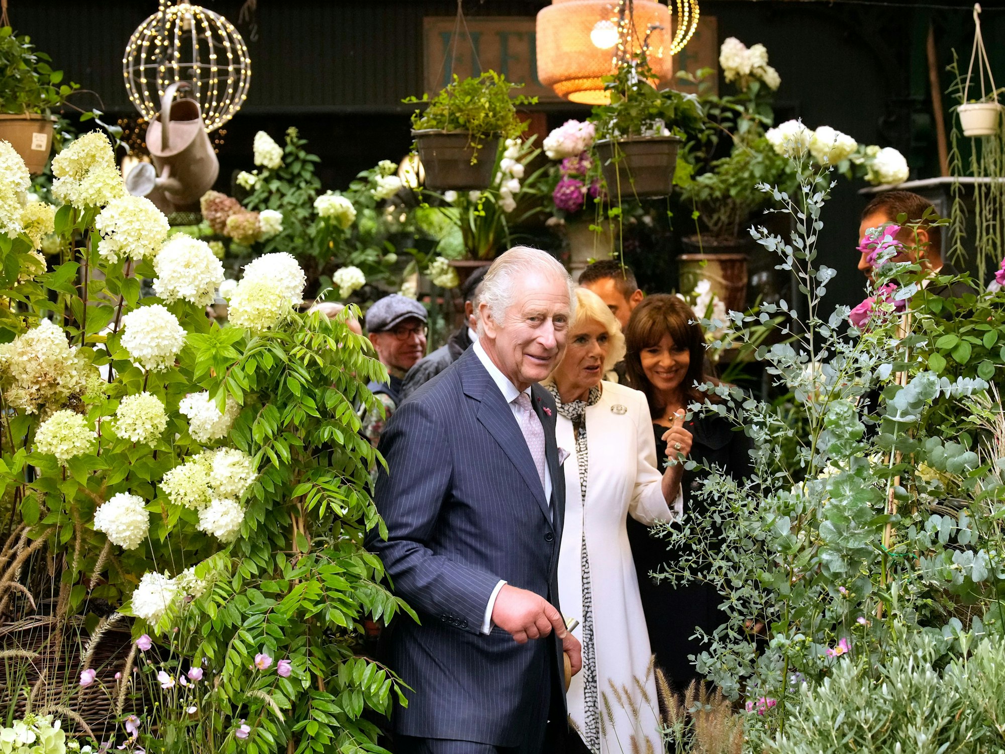 König Charles III. und Königin Camilla von Großbritannien besuchen einen Blumenmarkt.