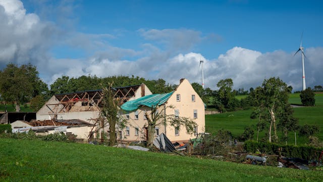 Trümmer und Dachteile liegen neben einem Haus im rheinland-pfälzischen Nusbaum. Ein Tornado ist am Donnerstag über die Eifel hinweggezogen.