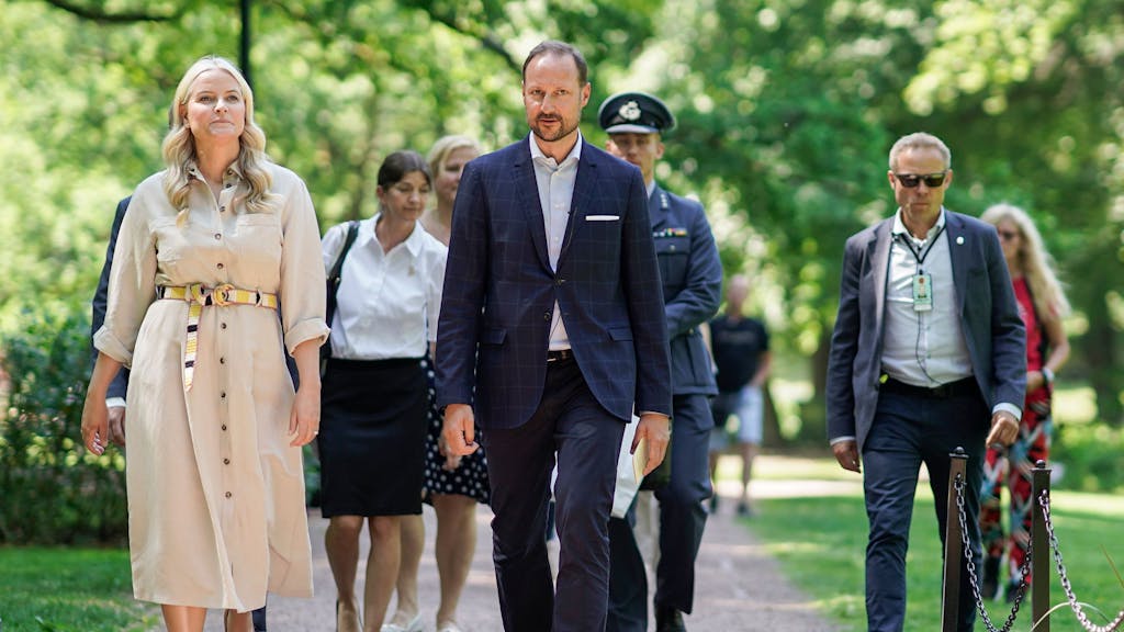 Kronprinz Haakon (r) und Kronprinzessin Mette-Marit von Norwegen gehen zu einer Veranstaltung im Osloer Literaturhaus.