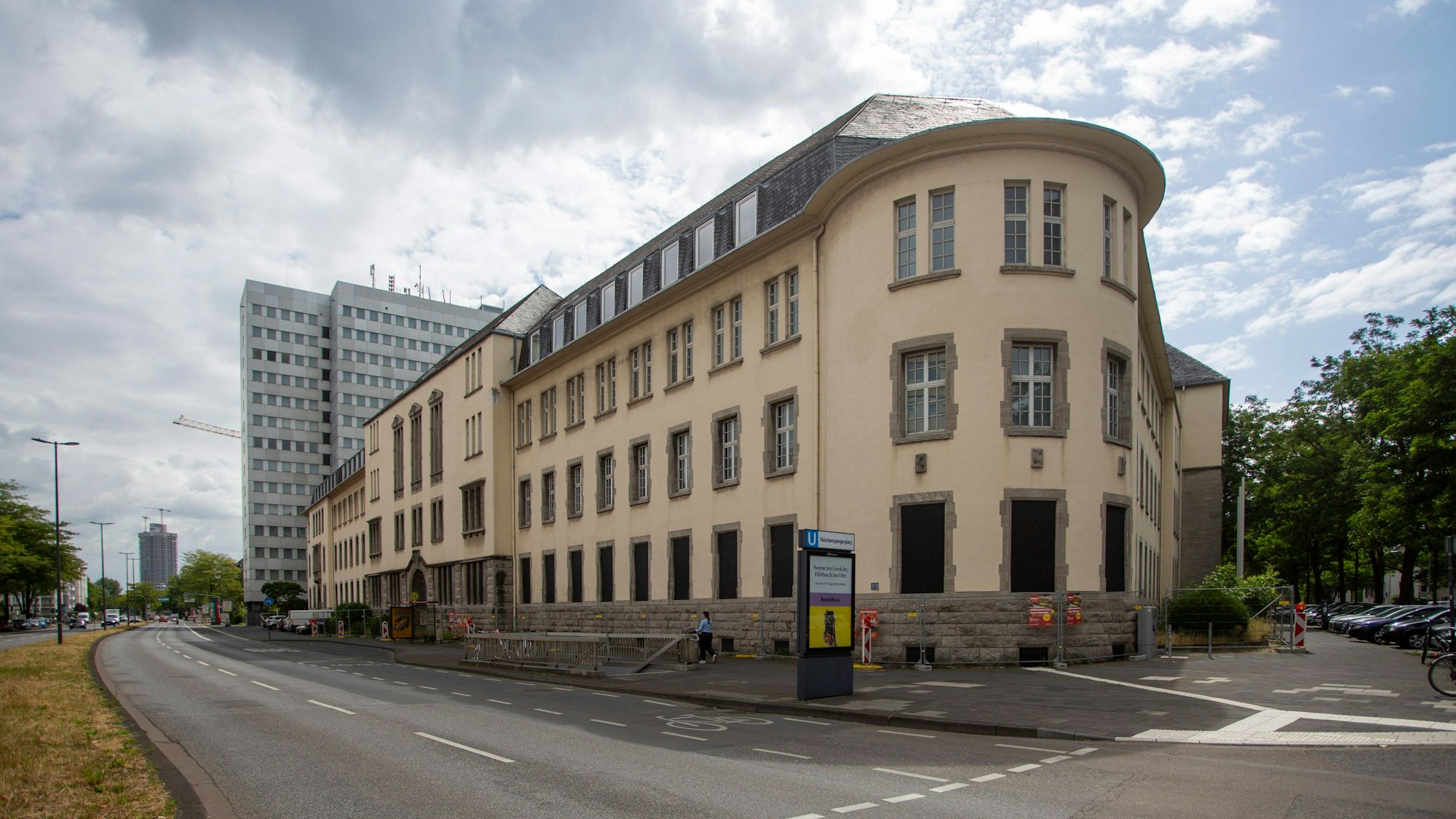 Der Komplex aus ehemaliger Oberfinanzdirektion und Generalzolldirektion an der Riehler Straße steht seit Jahren leer.