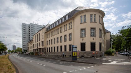 Der Komplex aus ehemaliger Oberfinanzdirektion und Generalzolldirektion an der Riehler Straße steht seit Jahren leer.