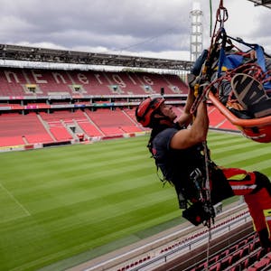 Höhenretter Carlo Baptist seilt sich mit „Kölner Stadt-Anzeiger“-Redakteur Tim Stinauer im Rettungskorb vom Dach des Rhein-Energie-Stadions ab.