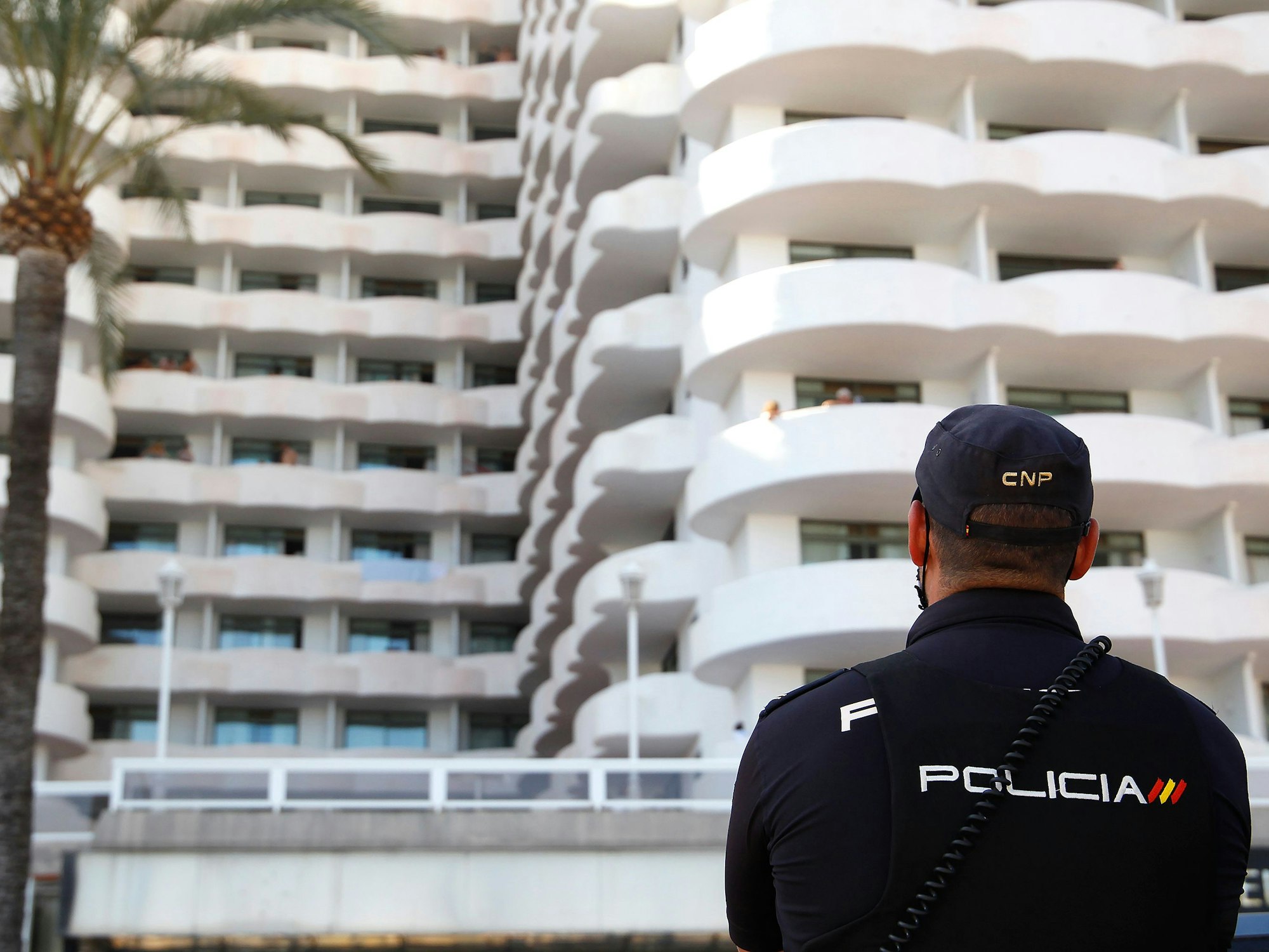 Ein Polizist steht vor dem Hotel.