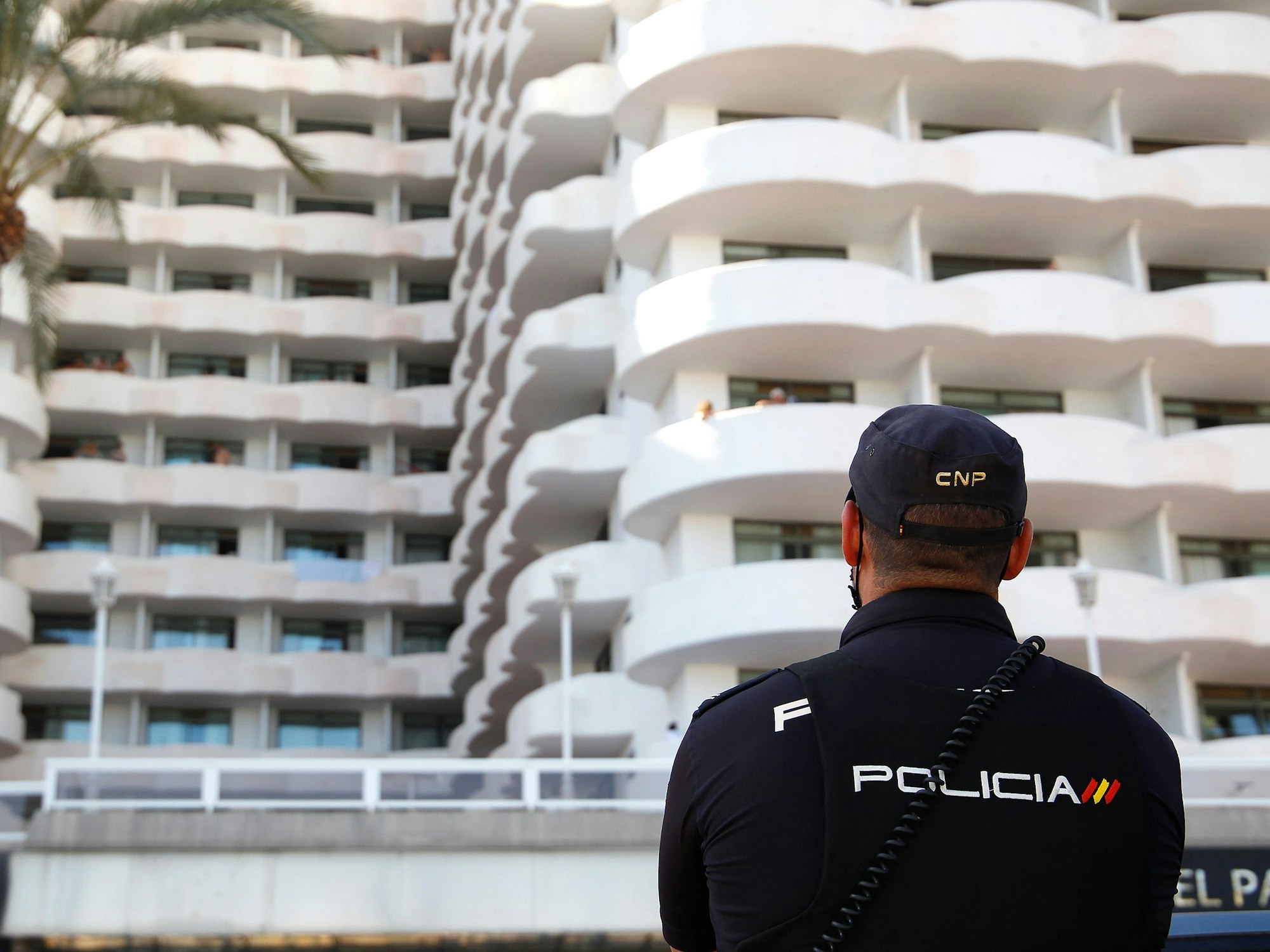 Ein Polizist steht vor einem Hotel auf Mallorca: Erneut stehen deutsche Urlauber unter Vergewaltigungsverdacht.