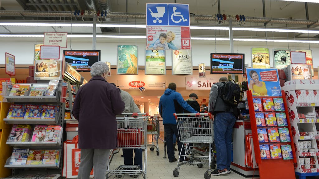 Kundinnen und Kunden stehen an der Kasse in einer Kaufland-Filiale, hier im Februar 2014 in Stuttgart.&nbsp;