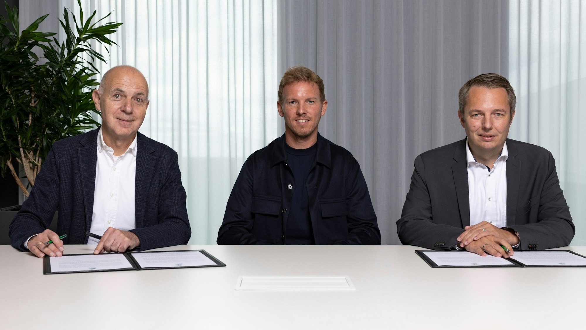 Vertragsunterzeichnung mit Bundestrainer Julian Nagelsmann, 

v.l.: Bernd Neuendorf (DFB-Praesident), Julian Nagelsmann (DFB-Bundestrainer) und Stephan Grunwald (DFB-Schatzmeister).