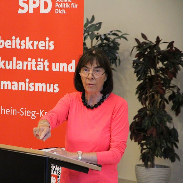 Ingrid Matthäus-Maier, ehemalige SPD-Bundestagsabgeordnete bei einer Diskussionsveranstaltung des SPD-Arbeitskreises Säkularität und Humanismus im Rhein-Sieg-Kreis, steht im Bürgerhaus Stoßdorf Hennef an einem Rednerpult
