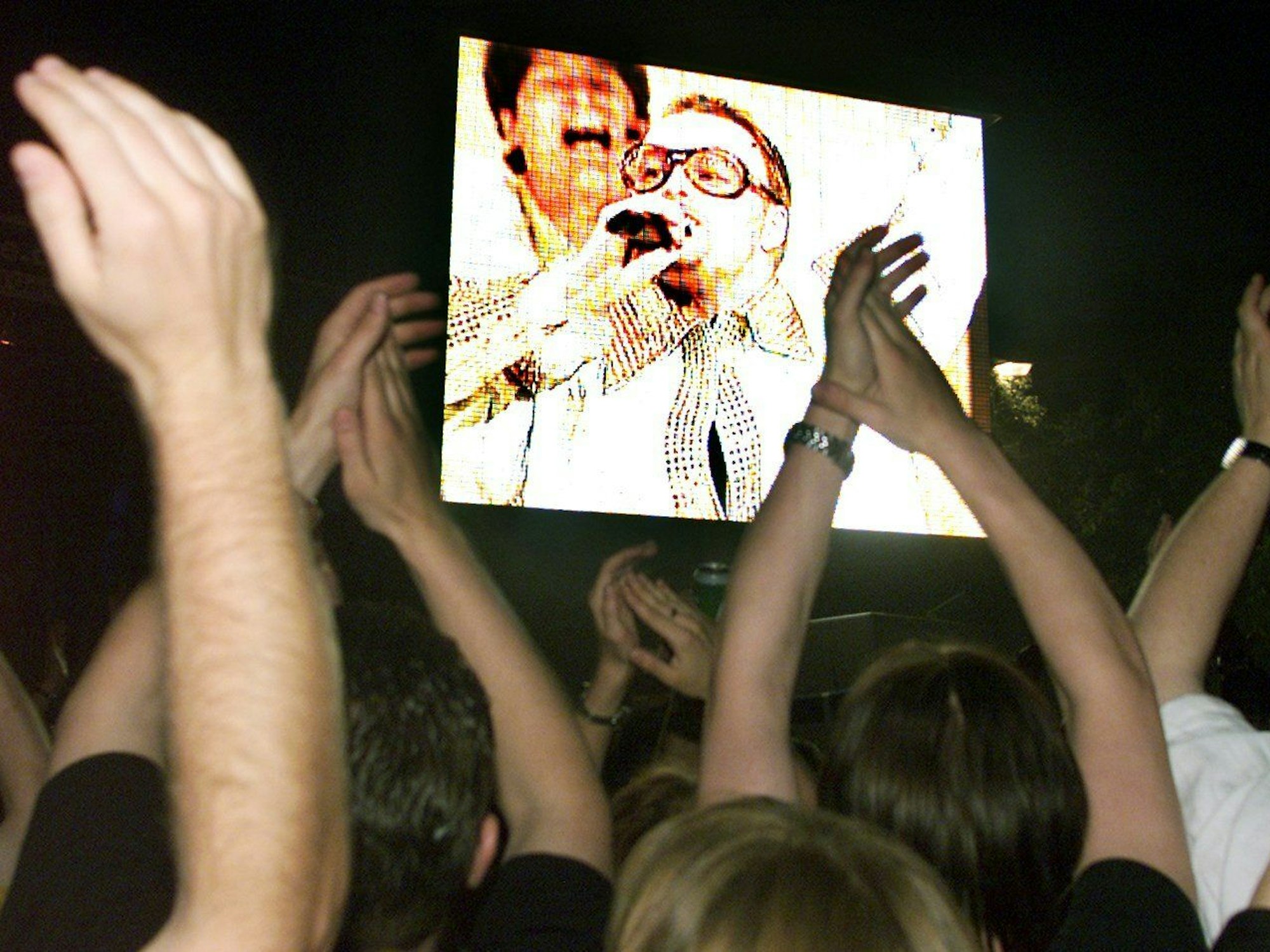 Auf einer riesigen Videowand ist Stefan Raab bei seinem Auftritt beim Finale des Eurovisions-Festivals am Samstagabend auf der Hamburger Reeperbahn zu sehen.