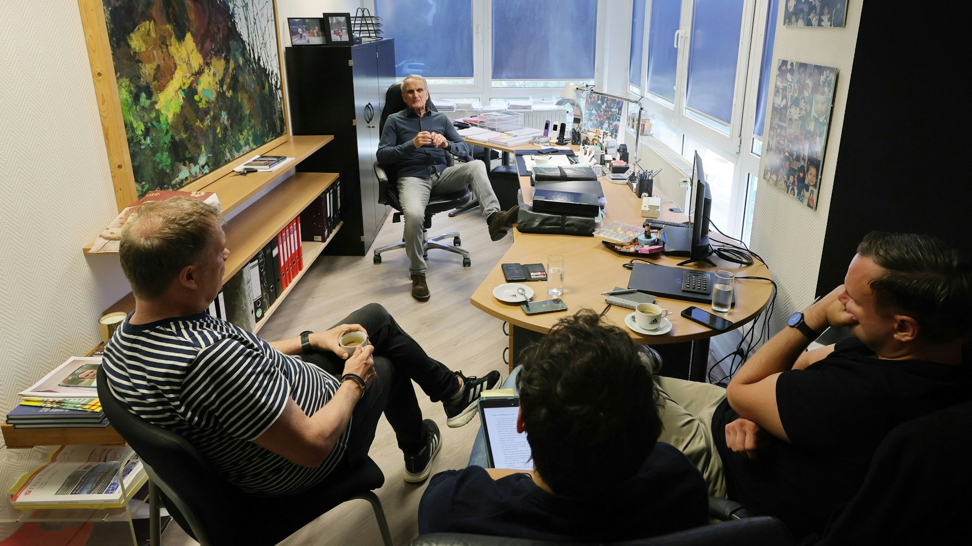 Wolfgang Overath in seinem Büro mit Redakteuren Christian Knop (Express, l.), Stephan Klemm und Lars Werner (beide „Kölner Stadt-Anzeiger“).

