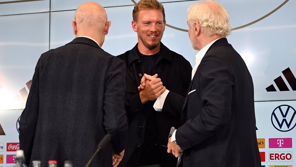 DFB-Sportdirektor Rudi Völler (r.), hier am 22. September 2023 mit dem neuen Bundestrainer Julian Nagelsmann (M) und DFB-Präsident Bernd Neuendorf (l).