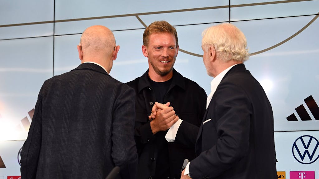 DFB-Sportdirektor Rudi Völler (r.), hier am 22. September 2023 mit dem neuen Bundestrainer Julian Nagelsmann (M) und DFB-Präsident Bernd Neuendorf (l).