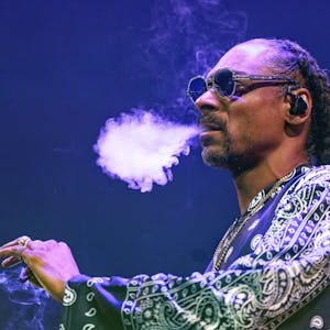 21.09.2023, Nordrhein-Westfalen, Köln: Der Rapper Snoop Dogg steht bei einem Konzert in der Lanxess Arena auf der Bühne.